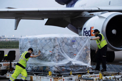 Ngoại trưởng Mỹ cảm ơn Việt Nam hỗ trợ vận chuyển 2,2 triệu bộ đồ bảo hộ chống dịch Covid-19