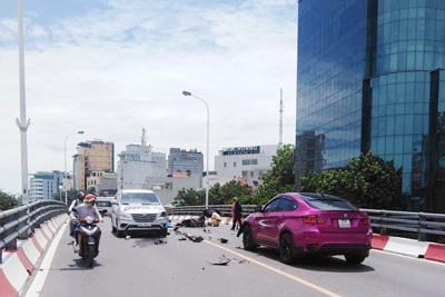 Hà Nội: Xe máy vượt ẩu, đấu đầu ô tô trên cầu vượt Trần Khát Chân