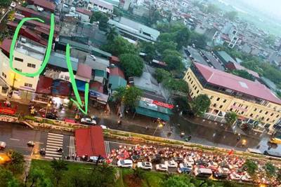 Hà Nội: Đường Yên Phụ tê liệt vì mái tôn lớn rơi xuống giữa đường