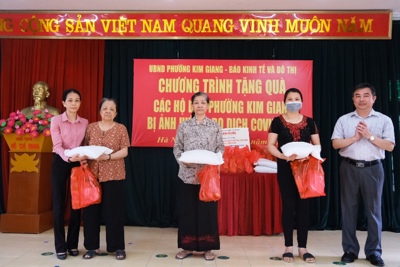 Báo Kinh tế & Đô thị trao quà cho người dân phường Kim Giang