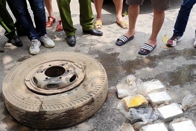 Bắt nhóm đối tượng giấu 16 bánh heroin trong lốp xe tải mang đi tiêu thụ