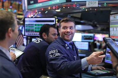 Leo dốc theo giá dầu thế giới, Dow Jones quay đầu tăng gần 400 điểm