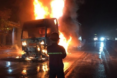 Nghệ An: Xe đầu kéo bốc cháy dữ dội trên quốc lộ 1A