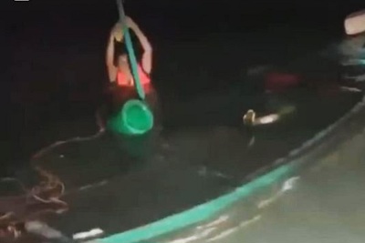 Hà Tĩnh: Cứu sống nhiều ngư dân trong đêm dông, lốc