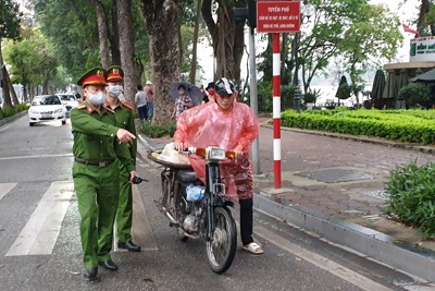 Tiếp tục thực hiện giãn cách xã hội: Người dân có biểu hiện lơ là, chủ quan