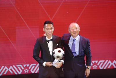 Cầu thủ Đỗ Hùng Dũng giành Quả bóng vàng Việt Nam 2019