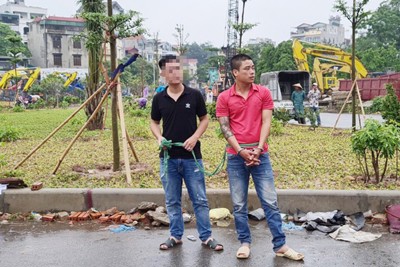Hà Nội: Mâu thuẫn giành khách đi “xe ôm”, 1 người đàn ông bị đâm chết