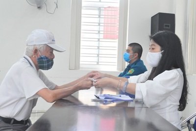 Quận Hoàn Kiếm, Hà Nội: Tiền hỗ trợ Covid-19 “thần tốc” đến tay người dân