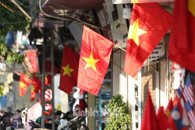 [Ảnh] Hà Nội: Đường phố trang hoàng trước ngày kỷ niệm 45 năm Giải phóng miền Nam, thống nhất đất nước