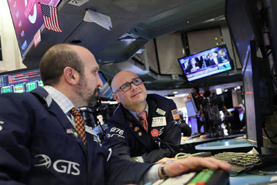 Lo ngại tác động ngược từ mở cửa kinh tế quá sớm, Dow Jones “bốc hơi” hơn 400 điểm