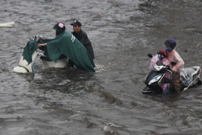 TP Hồ Chí Minh: Mưa xối xả, nhiều tuyến đường ngập trong biển nước
