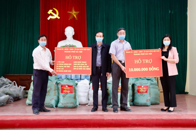 Lãnh đạo thành phố tặng quà hỗ trợ người dân khu vực cách ly và kiểm tra công tác phòng dịch tại xã Dũng Tiến, Thường Tín