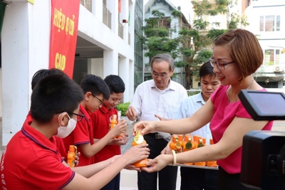 Đài Phát thanh - Truyền hình Hà Nội trao quà phòng dịch cho trường học