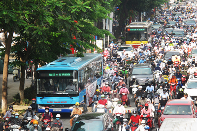Hành khách có phải chen chúc khi xe buýt Hà Nội chỉ được chở tối đa 30 người?