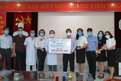 Đài Phát thanh - Truyền hình Hà Nội trao quà phòng, chống dịch cho các bệnh viện