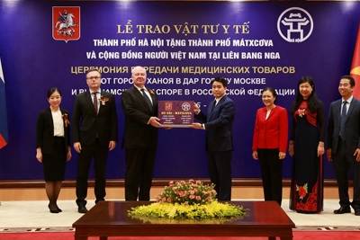 Hà Nội trao tặng vật tư y tế phòng, chống dịch Covid-19 cho thành phố Mátxcơva
