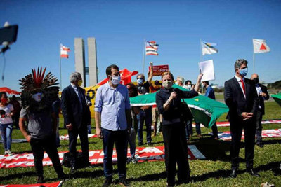 Mỹ treo cờ rủ tưởng nhớ nạn nhân Covid-19, Brazil sắp vượt Nga về số ca nhiễm