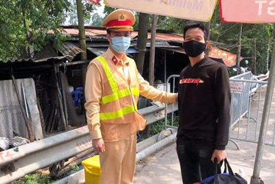 Ngất bên đường, nam thanh niên được CSGT Hà Nội giúp đỡ về quê