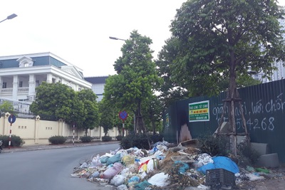 Vỉa hè trên đường Nguyễn Quốc Trị ngập rác