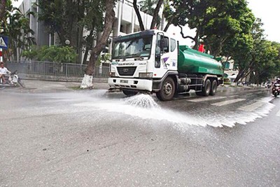 Hà Nội: Chấp thuận về nguyên tắc thực hiện rửa đường đảm bảo vệ sinh môi trường