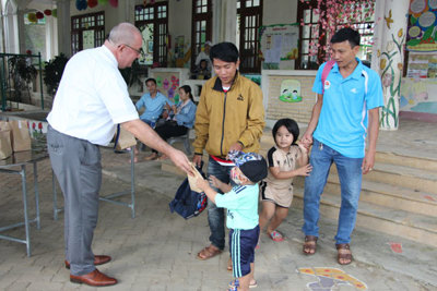 Đại sứ Bỉ tặng quà cho 6.200 trẻ mầm non tại một số tỉnh miền Trung
