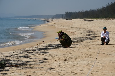 Quảng Ngãi: Hơn 500m bờ biển bị “chất lạ” tấn công