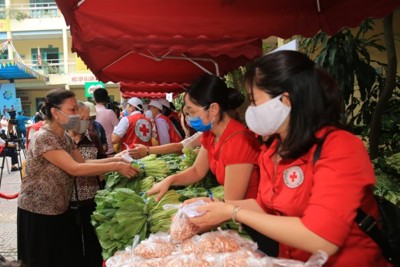 Hàng trăm suất quà đến tay người nghèo tại Chợ Nhân đạo