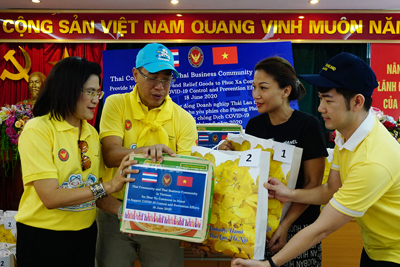 Đại sứ quán Thái Lan trao quà cho các hộ gia đình bị ảnh hưởng bởi dịch Covid-19 tại phường Phúc Xá