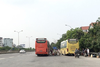[Ảnh] Xe khách vô tư dừng đỗ, đón trả khách dọc đường Võ Văn Kiệt