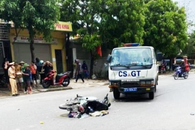 Nghệ An: Va chạm với ô tô của cảnh sát giao thông, 2 mẹ con đi xe máy nguy kịch
