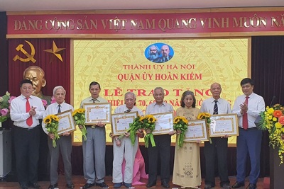 Quận ủy Hoàn Kiếm trao Huy hiệu Đảng cho 170 đảng viên