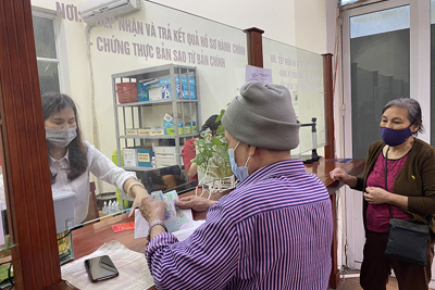 Trao tiền hỗ trợ Covid-19 đến tận tay người dân quận Ba Đình, Hà Nội