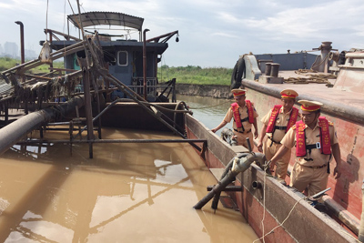 Hà Nội: Phát hiện, vây bắt 8 phương tiện khai thác cát trái phép trên sông Hồng