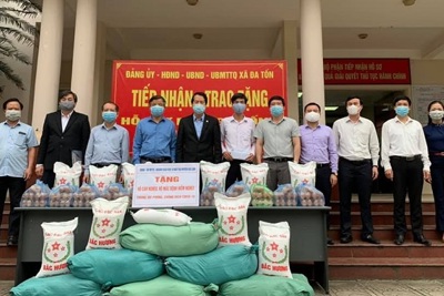 Mặt trận Tổ quốc huyện Gia Lâm trao quà cho hàng trăm hộ cận nghèo