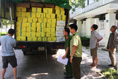 Quản lý thị trường Hà Nội bắt giữ 6 tấn bánh kẹo, đồ chơi nhập lậu