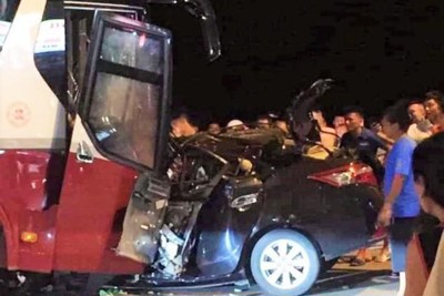 Tai nạn ở Sầm Sơn: Ô tô con bẹp dúm, tài xế tử vong sau cú đấu đầu xe khách