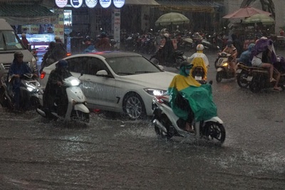 TP Hồ Chí Minh: Mưa lớn trên diện rộng lúc tan tầm, một số tuyến đường bị ùn ứ