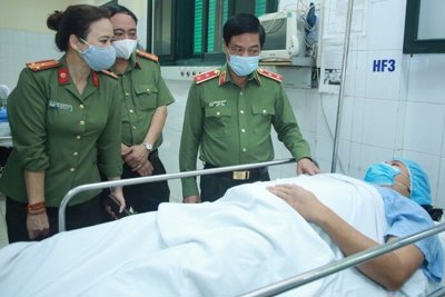 Giám đốc Công an Hà Nội thăm động viên cảnh sát bị thương khi làm nhiệm vụ phòng chống dịch