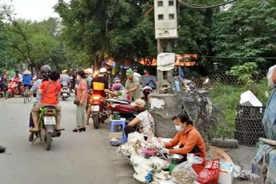 Tại phường Đại Mỗ, quận Nam Từ Liêm: Chợ họp tràn ra đường trong thời điểm cách ly xã hội