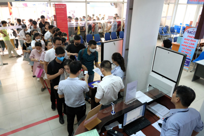 Hà Nội: Hàng trăm người xếp hàng từ sáng sớm làm thủ tục hưởng trợ cấp thất nghiệp