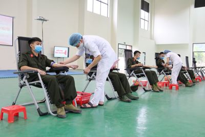 Quảng Ninh: 300 chiến sĩ công an hiến máu tình nguyện