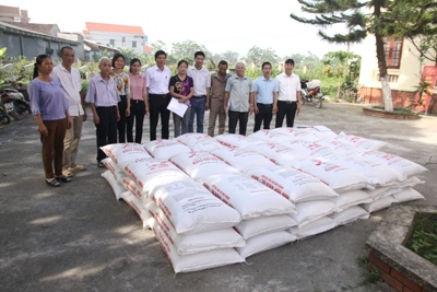 Trao 2,4 tấn thức ăn hỗn hợp hỗ trợ 40 hộ chăn nuôi bò tại huyện Ba Vì, Thanh Oai