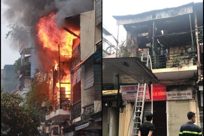 Hà Nội: Ngôi nhà 2 tầng trên phố cổ bất ngờ bốc cháy dữ dội