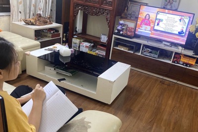 Hà Nội: Vẫn dạy học trên truyền hình dù học sinh đã trở lại trường