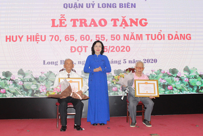 Phó Bí thư Thường trực Thành ủy trao Huy hiệu Đảng tại quận Long Biên