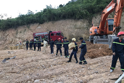 Quảng Trị: Lật xe tải chở gần 5 tấn thuốc nổ