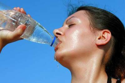 [Infographic] Cách tránh mất nước cơ thể trong mùa nắng nóng