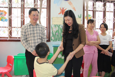 M​ặt trận tổ quốc thành phố​ thăm, tặng quà trường Phổ thông cơ sở dân lập dạy trẻ câm điếc Hà Nội