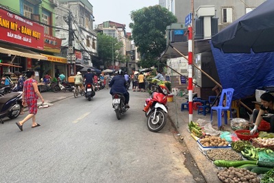 Tại phường Minh Khai, quận Hai Bà Trưng: Chợ tạm tràn lối đi