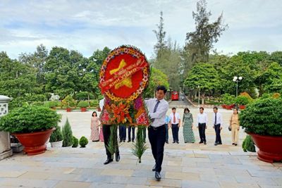 Đoàn đại biểu TP Hà Nội thăm viếng Nghĩa trang liệt sỹ Tân Biên